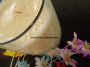 kesar badam milk, almond saffron milk, easy indian milkshake recipe, healthy nutritious milkshake recipes, almond saffron milkshake recipe, kesar badam doodh, hot badam drink, cold almond milkshake, cold badam drink recipe