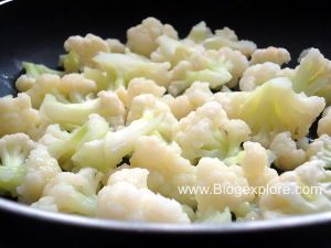 adding parboiled gobi for cauliflower pulao