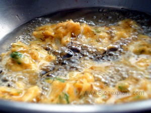 frying cabbage pakoras